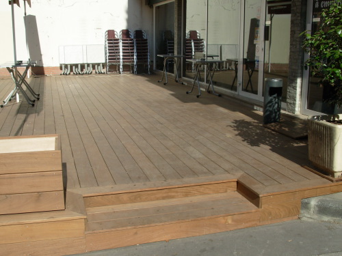 Terrasse de restaurant en bois exotique avec store