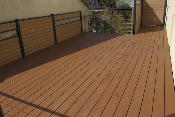 Terrasse sur pilotis bois composite et garde-corps