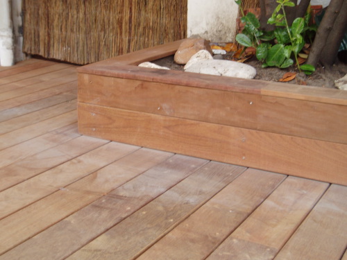 Habiller une jardinire en lames de terrasse bois exotique