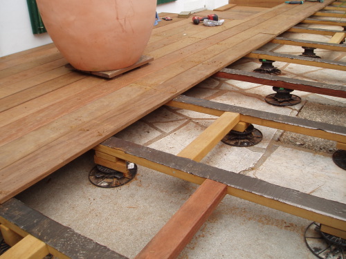 Poser une terrasse bois sur cour dallée