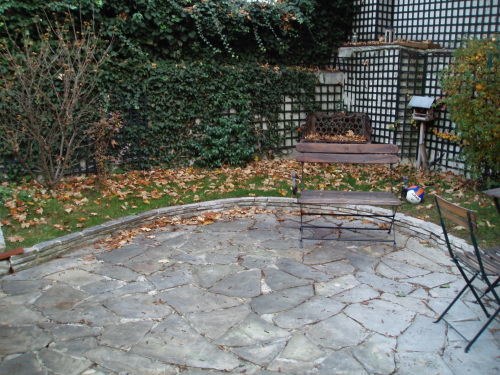 Monter une terrasse en bois sur cour dallée