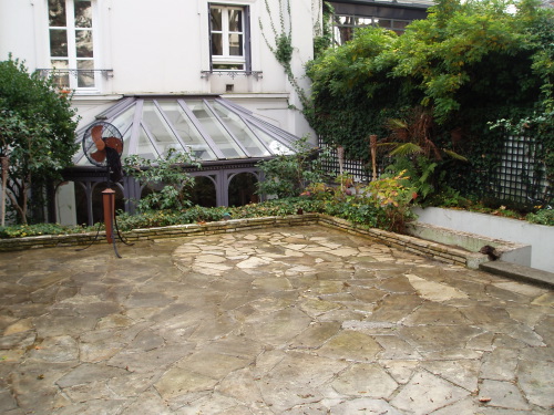 Monter une terrasse en bois sur sol dur