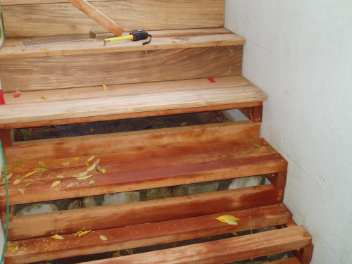 Monter un escalier en bois exotique