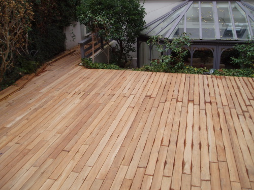 Réaliser une terrasse en bois avec lames de teck