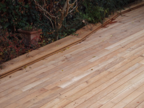 Poser une terrasse en Teck dans mon jardin