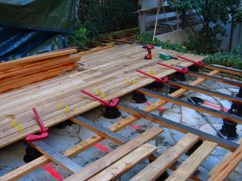 Faire une terrasse en teck FSC avec bande bitumineuse pour étanchéité