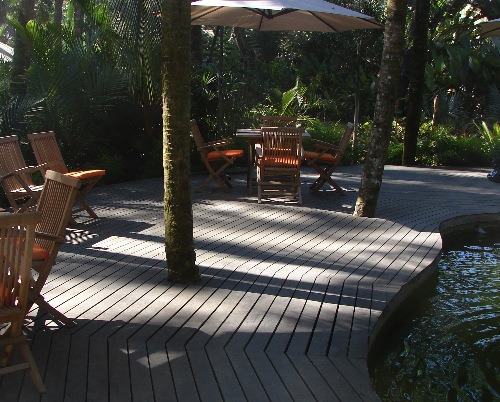 terrasse en teck avec bassin