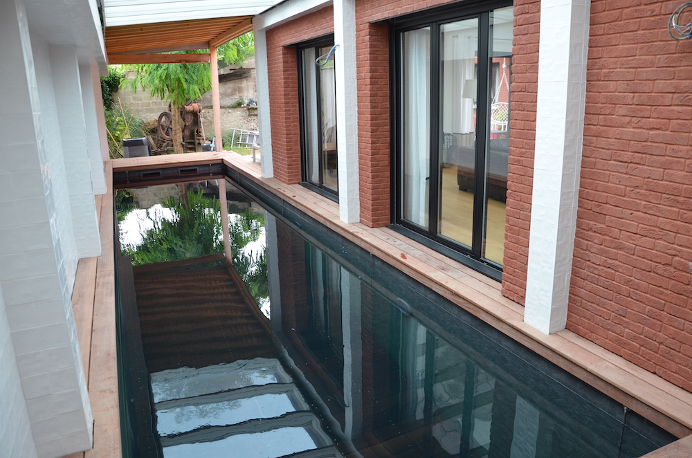 Terrasse en bois sur pilotis avec charpente en hauteur