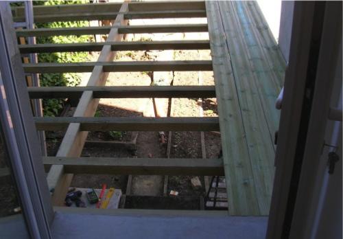 Habillage d'un escalier en béton et terrasse en padouk