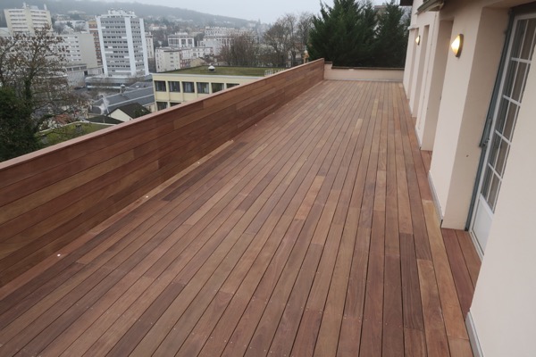 terrasse en Afrormsia pos en biais