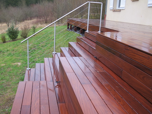 Grande terrasse en Afrormosia avec son escalier