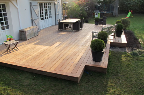 Terrasse en bois sur terrain naturel 