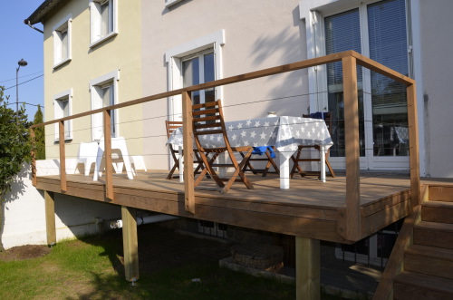 Terrasse en bois sur pilotis avec charpente en hauteur