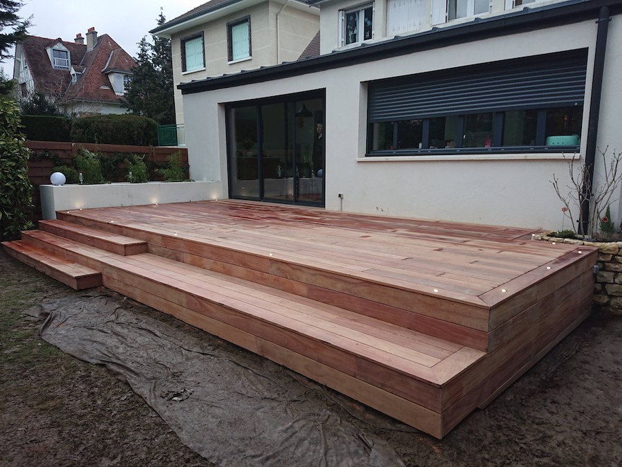 terrasse en Afrormsia pos en biais
