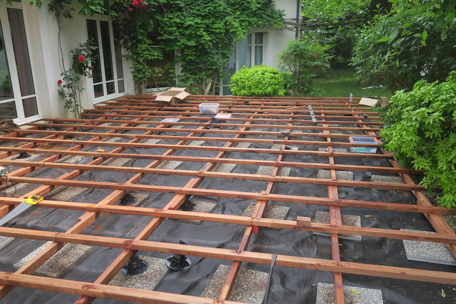 Piscine avec fond mobile en bois exotique