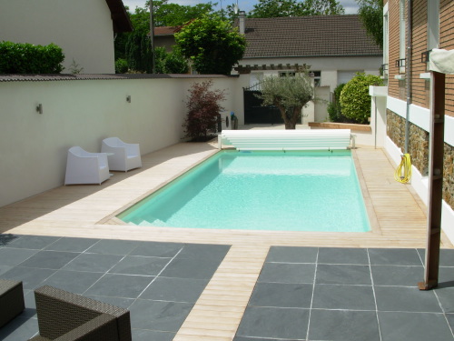 Terrasse en teck autour d'une piscine