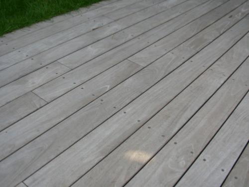 escalier en bois sur ancien carrelage