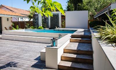 Lames de terrasse Kebony autour d'une piscine