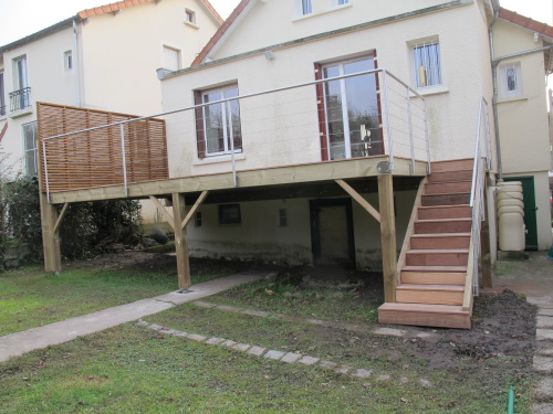 Terrasse en bois au premier tage d'un pavillon