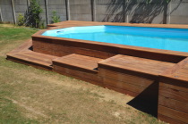 Deck autour d'une piscine hors-sol