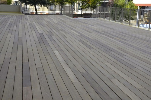 Vaste terrasse en bois 