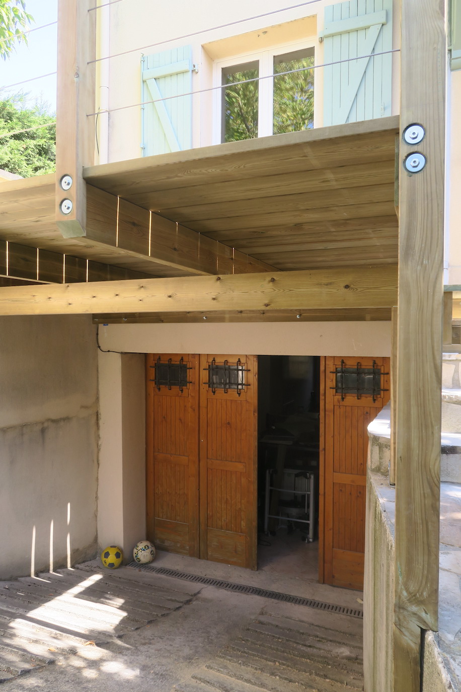 installation Piscine avec fond mobile en bois exotique