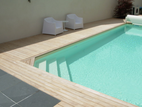 Terrasse en teck autour d'une piscine 