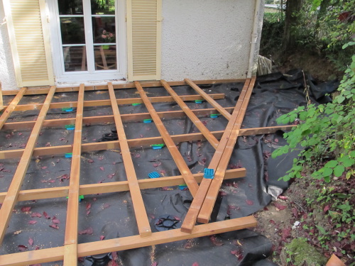 Terrasse en bois sur pilotis avec charpente en hauteur