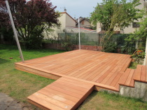 Terrasse en Afzlia avec voile d'ombre