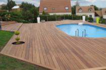 Terrasse en bois au bord d'une piscine