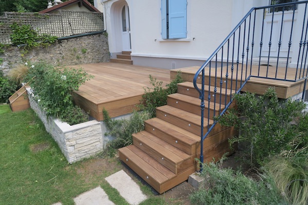 Grande terrasse en Afrormosia avec son escalier