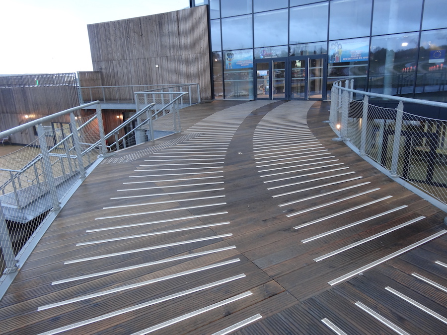 Terrasse en bois exotique sur sol dur 