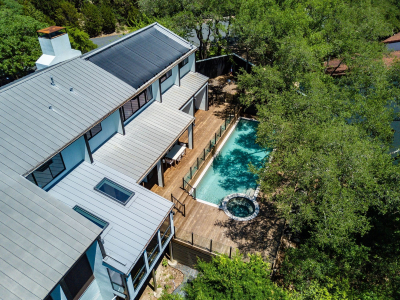 Grande terrasse sur deux niveaux autour d'une piscine en lame Kebony