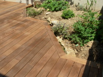 Terrasse en bois exotique sur poteaux