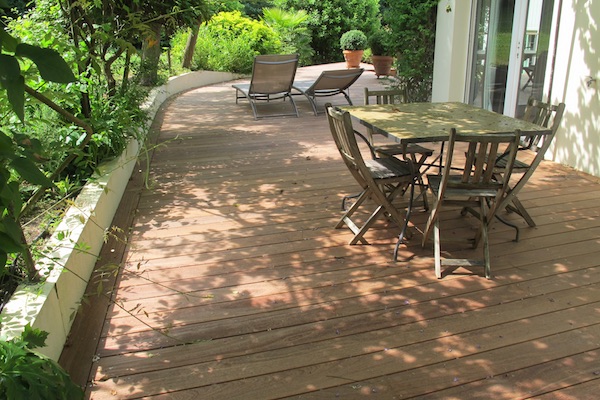 Terrasse en cumaru arrondi et sur plusieurs niveaux