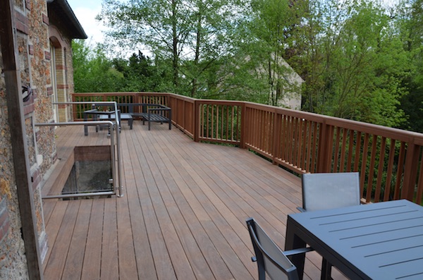 Terrasse tanche sur pilotis entre deux murs