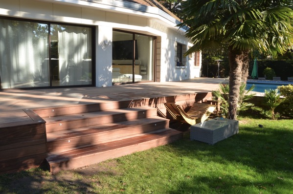 terrasse en Afrormsia pos en biais