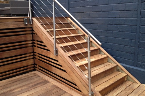 Bel escalier en bois exotique avec garde-corps inox