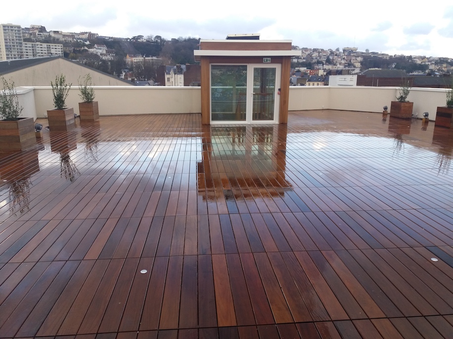 terrasse en Afrormsia pos en biais