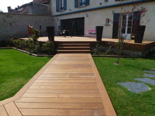 Terrasse en bois exotique sur sol dur 