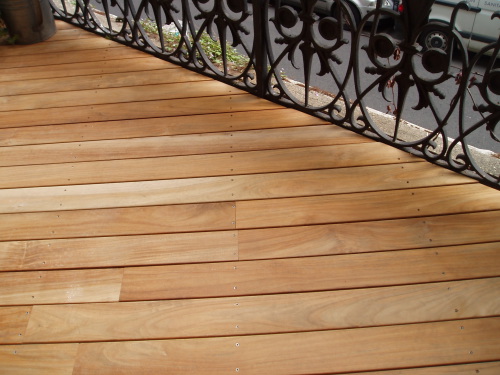 Balcon avec terrasse en teck 