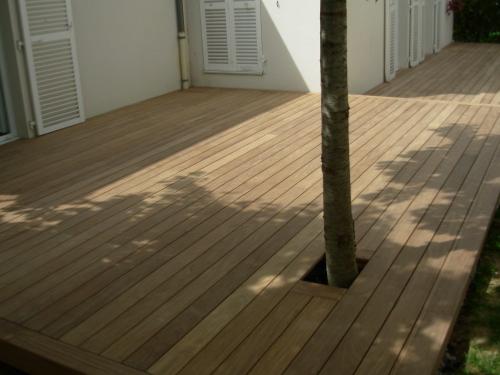 Terrasse en bois sur pilotis avec charpente en hauteur