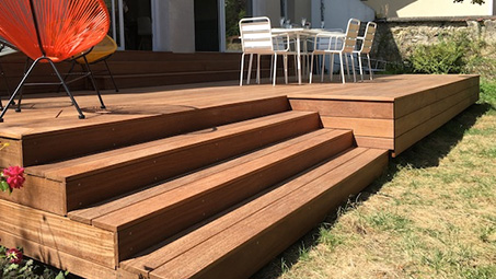 Vous construisez votre terrasse en bois avec nos bons produits et notre assistance technique.