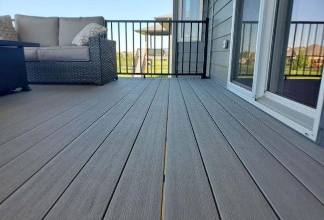 Terrasse en bois sur pilotis avec charpente en hauteur