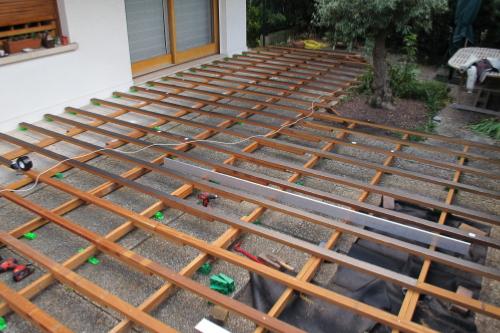 Terrasse en Padouk avec escalier suspendu