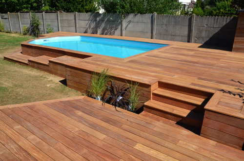Terrasse en bois autour d'une piscine