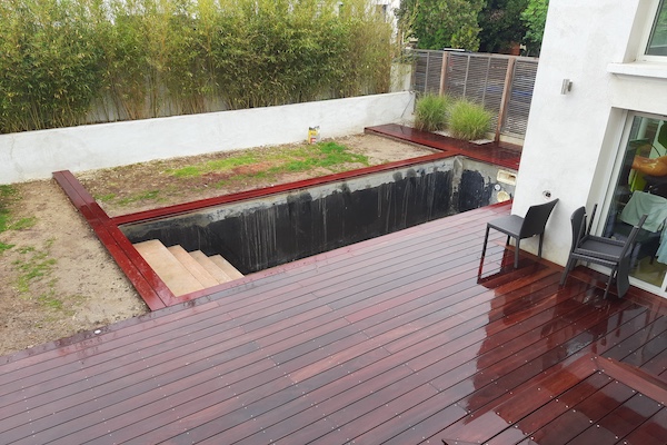 construction de piscine Piscine avec fond mobile en bois exotique