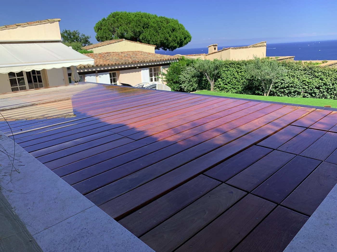 terrasse au-dessus de piscine