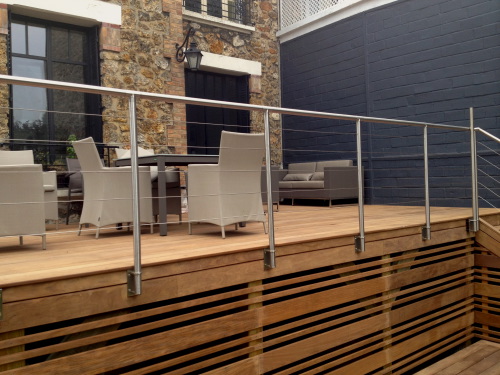 Terrasse étanche en bois composite Timbertech XLM au bord d'une piscine
