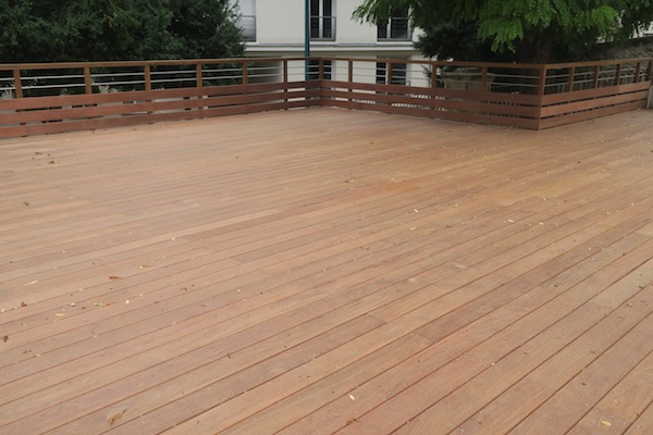 Terrasse cumaru en prolongement de la cour de l'ecole